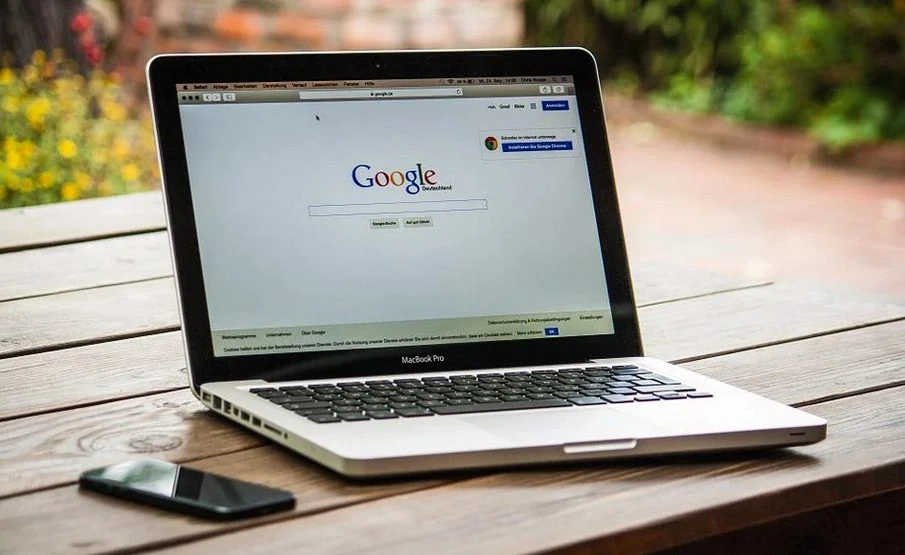 Optymalizacja pod kątem wyszukiwarek internetowych (SEO) to proces zwiększania widoczności witryny w wyszukiwarkach.