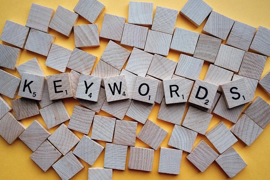 Słowa kluczowe to słowa i frazy, które ludzie wpisują do wyszukiwarek internetowych, gdy szukają informacji na dany temat. 